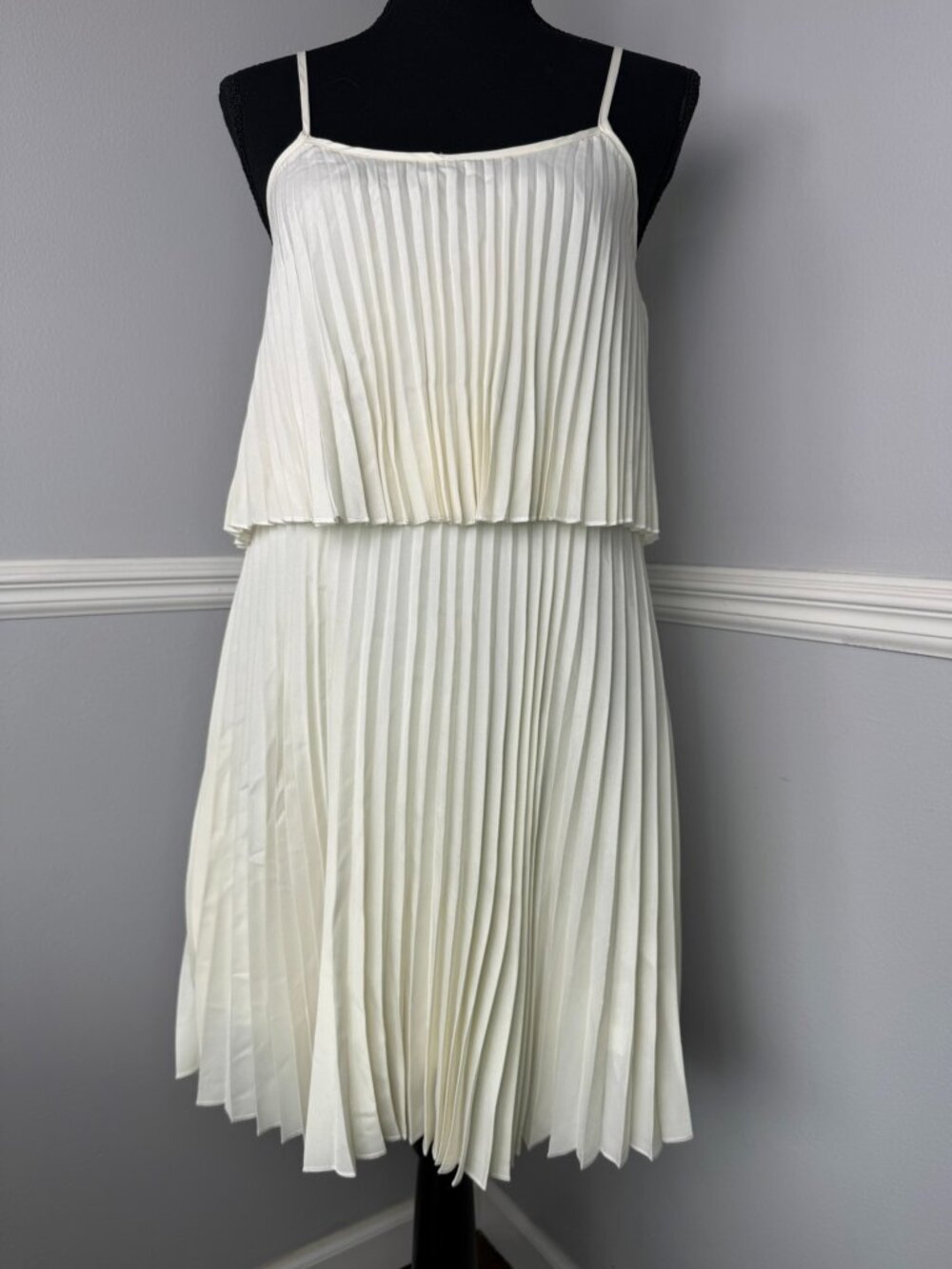 Lola Women XS Off White Pleated Mini Dress June Bride Playful Flowy Chic Modern